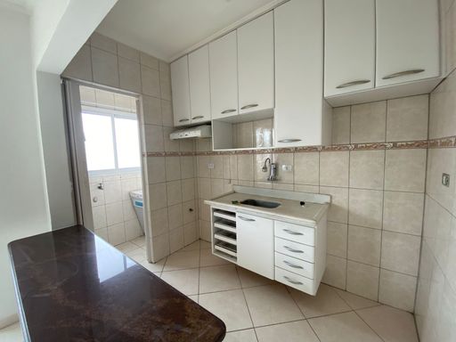 Cozinha americana com armários planejados.