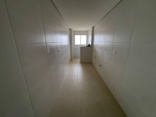 Cozinha espaçosa e bem iluminada.