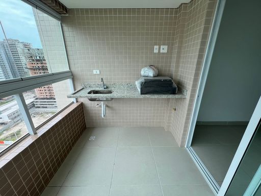 Sacada gourmet envidraçada com vista livre e vista para o mar.