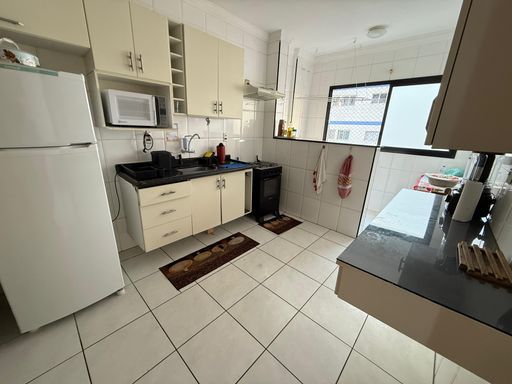 Cozinha ampla com armários planejados.