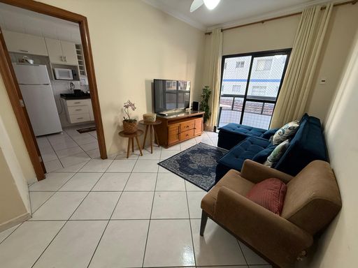 Sala bem iluminada de dois ambientes com ventilador de teto.