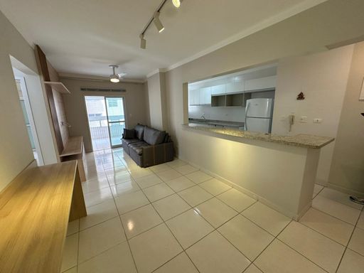 Sala ampla de 2 ambientes.