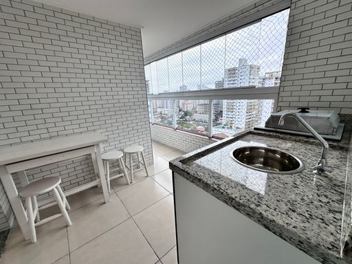 Sacada gourmet envidraçada com vista livre.