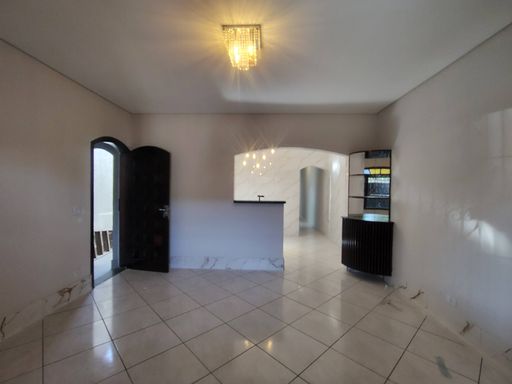 Sala bem espaçosa e bem iluminada.