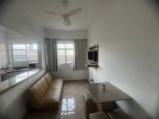 Sala mobiliada com ventilador de teto.