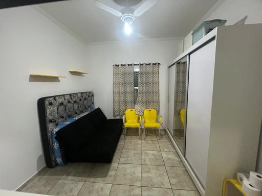 Sala living mobiliada com ventilador de teto.