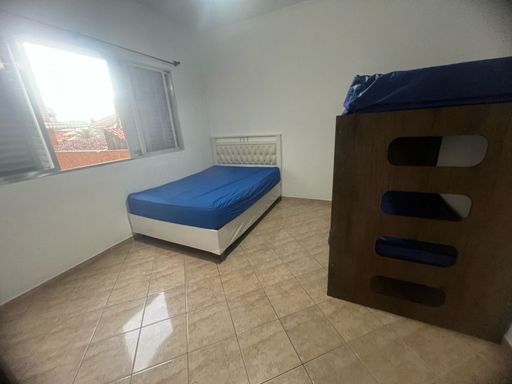 Dormitório com um beliche, uma cama de casal, guarda-roupa branca e ventilador de teto.