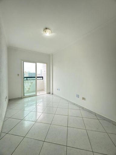 Sala de dois ambientes bem iluminado com acesso a sacada.