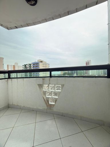 Sacada da sala com vista para o mar.