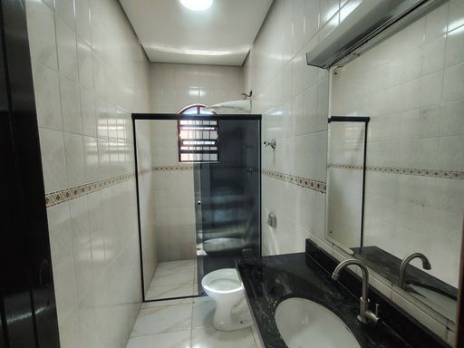 WC suíte com box de vidro.