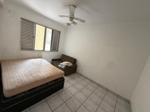 Dormitório espaçoso e bem iluminado com ventilador de teto.