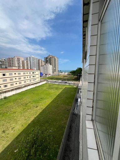 Vista para o mar da janela do dormitório.