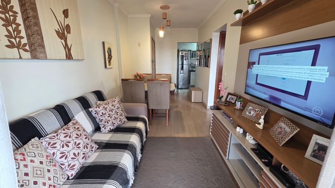 Sala de 2 ambientes bem iluminado.