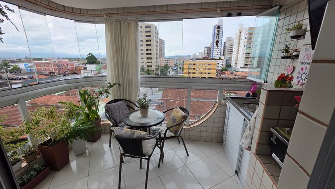 Sacada gourmet envidraçada com vista livre.