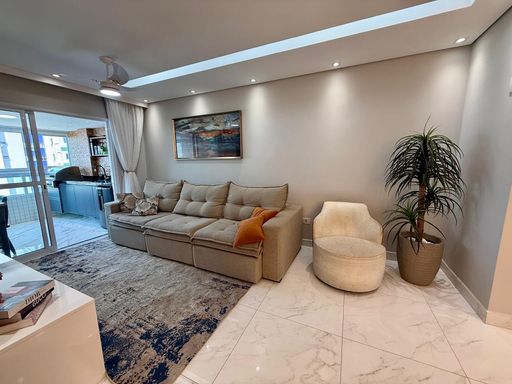 Sala ampla de 2 ambientes com mesa de jantar e um sofá.