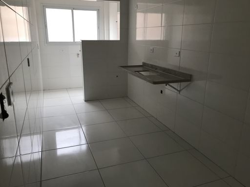 Cozinha espaçosa integrada com a área de serviço.