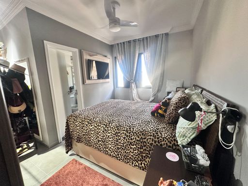 Suíte com ventilador de teto.