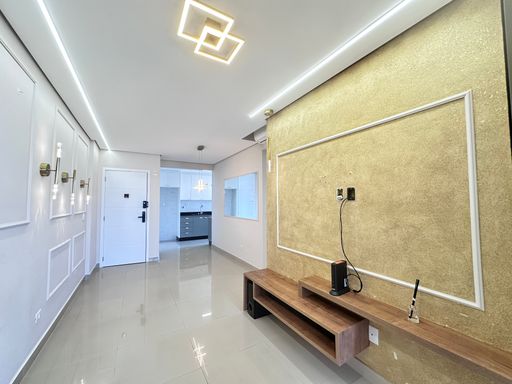 Sala de 2 ambientes com ar-condicionado.
