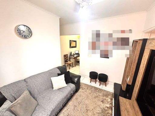 Sala com muita iluminação natural e ventilador de teto.