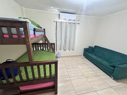 Sala living espaçoso.