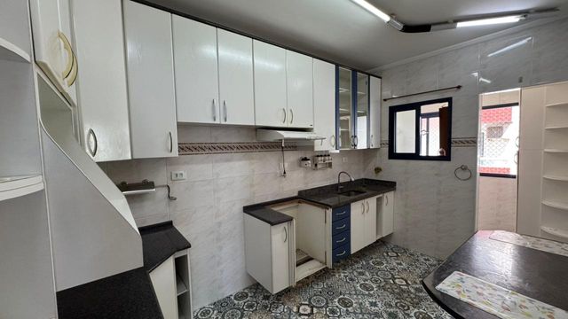 Cozinha com armários planejados.