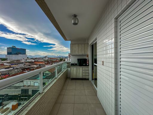 Sacada gourmet com armários planejados com vista livre.