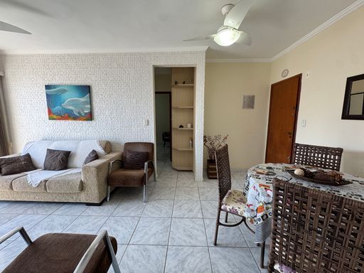 Sala bem iluminada de 2 ambientes.