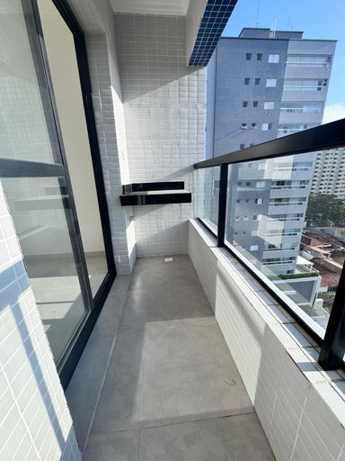 Sacada com vista livre e vista lateral do mar.