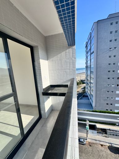 Sacada com vista lateral do mar.