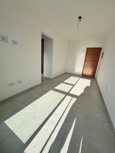 Sala bem iluminada com sacada.