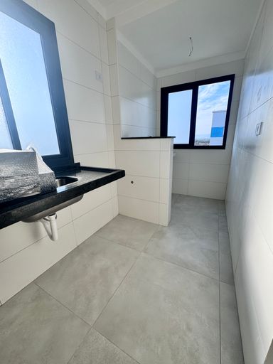 Cozinha com pia com janela grande com vista livre.