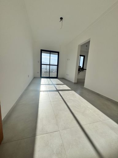Sala bem iluminada com sacada.