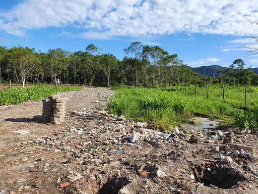 Terreno amplo, rodeado por árvores e com abundante ar livre