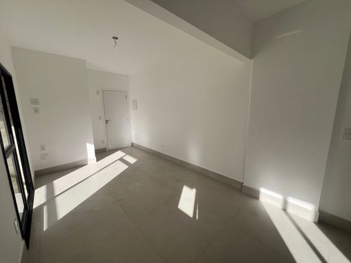 Sala bem iluminada.