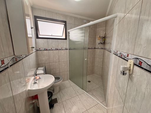 WC social com box de vidro.