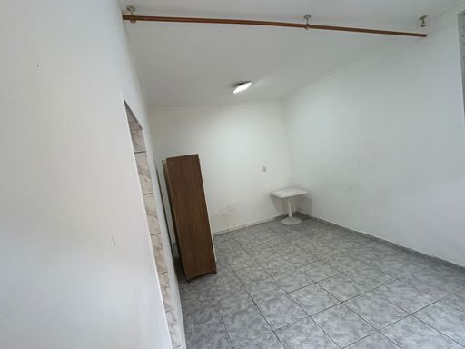 Sala living ampla e bem iluminada.