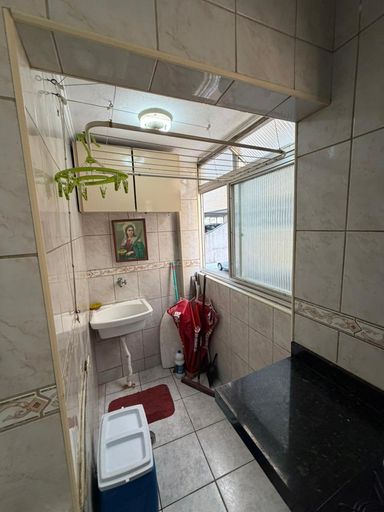 Área de serviço com um tanque branco.