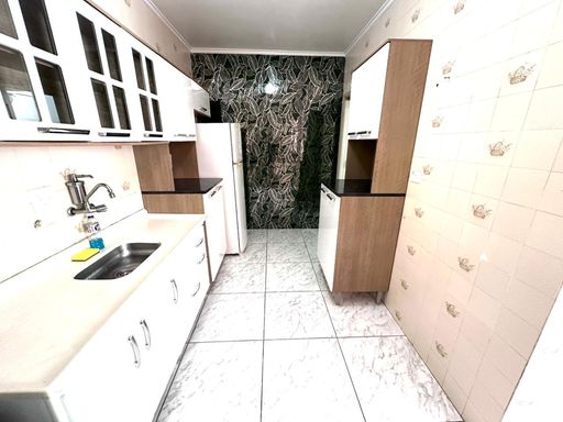 Cozinha com armários e um fogão.