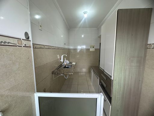 Cozinha com armários e uma pia.