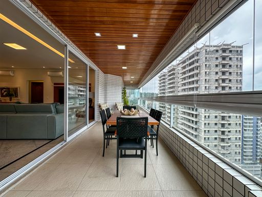 Sacada gourmet ampla envidraçada com piscina privativa.