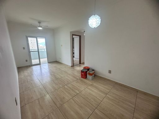 Sala ampla e bem iluminada com sacada gourmet.