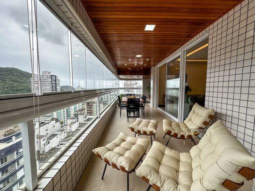 Sacada gourmet ampla envidraçada com piscina privativa.