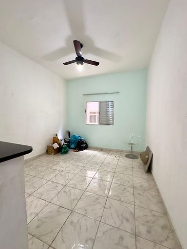 Sala living espaçosa e bem iluminada.