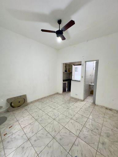 Sala living espaçosa e bem iluminada.