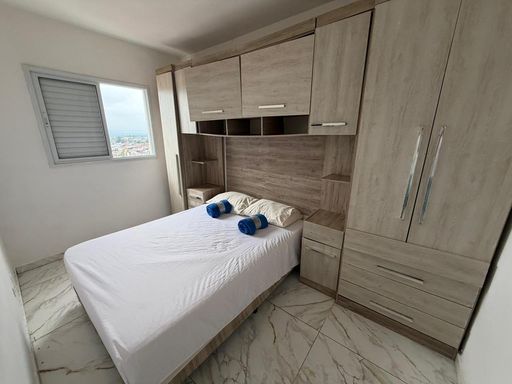 Dormitório com uma cama de casal e armários.