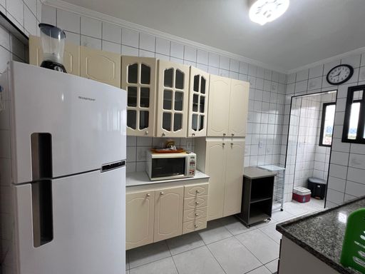 Cozinha com uma pia e gabinete.