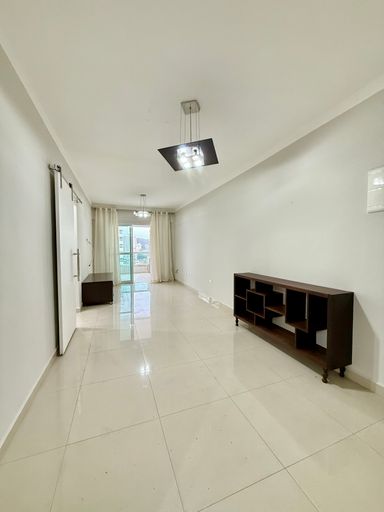 Sala de 2 ambientes bem iluminado.