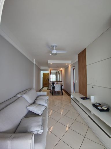 Sala ampla de 2 ambientes.