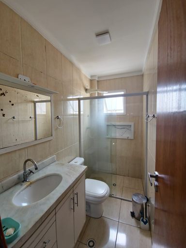 WC suíte com box de vidro.