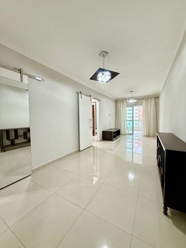 Sala de 2 ambientes bem iluminado.
